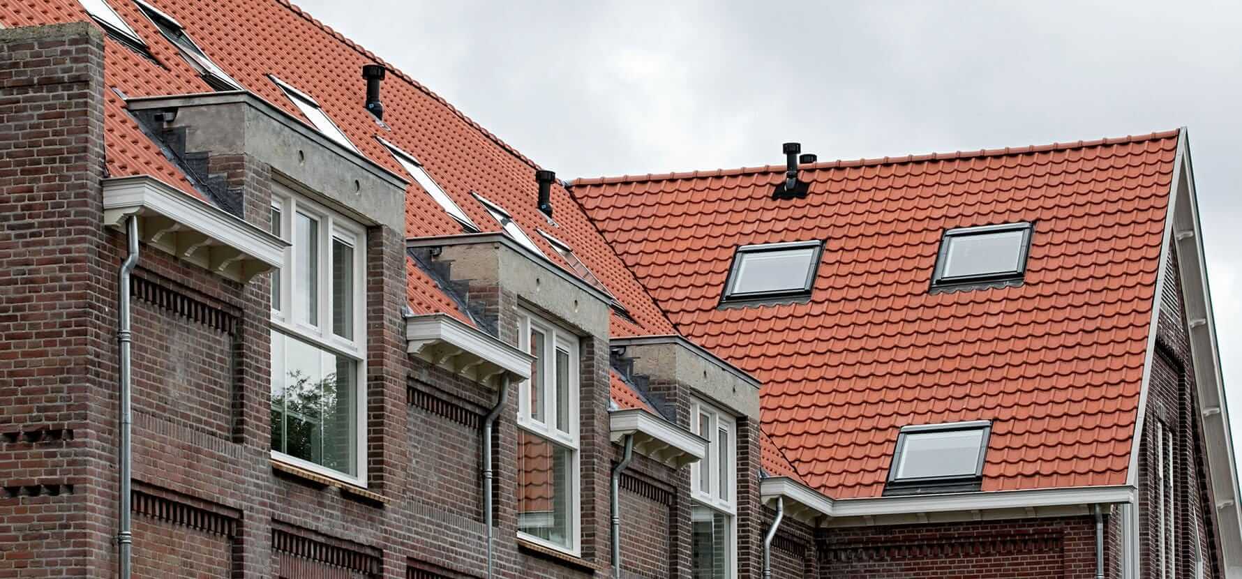 Dakdekker van Trudodak aan het werk in Wintelre